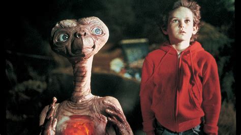 E.T. l'extraterrestre: Una storia di amicizia senza limiti e una fuga emozionante verso le stelle!